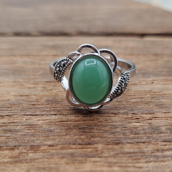 Estate Jewelry - Silver Ring with Green Stone Size 9.5 R821